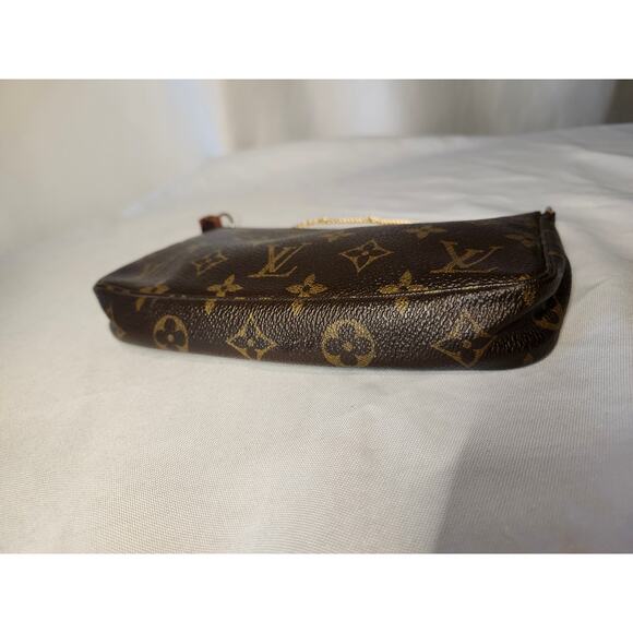 Louis Vuitton Pochette Accessoires Monogram Canvas Shoulder Bag with LV Chain - Picture 4 of 15